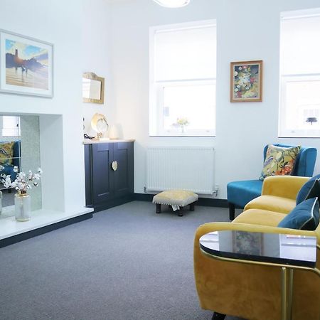 One Bedroom Luxury Ground Floor Apartment With Parking In Heart Holt Holt  Exteriér fotografie