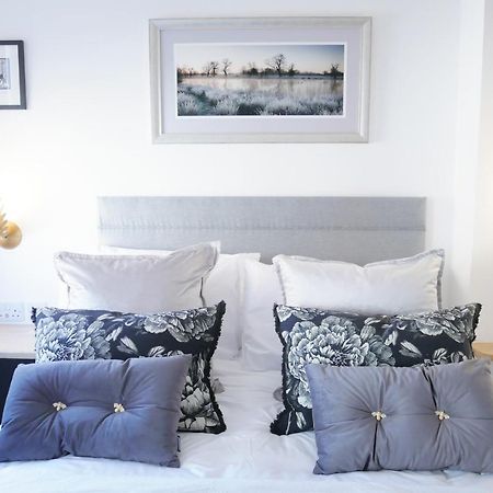 One Bedroom Luxury Ground Floor Apartment With Parking In Heart Holt Holt  Exteriér fotografie