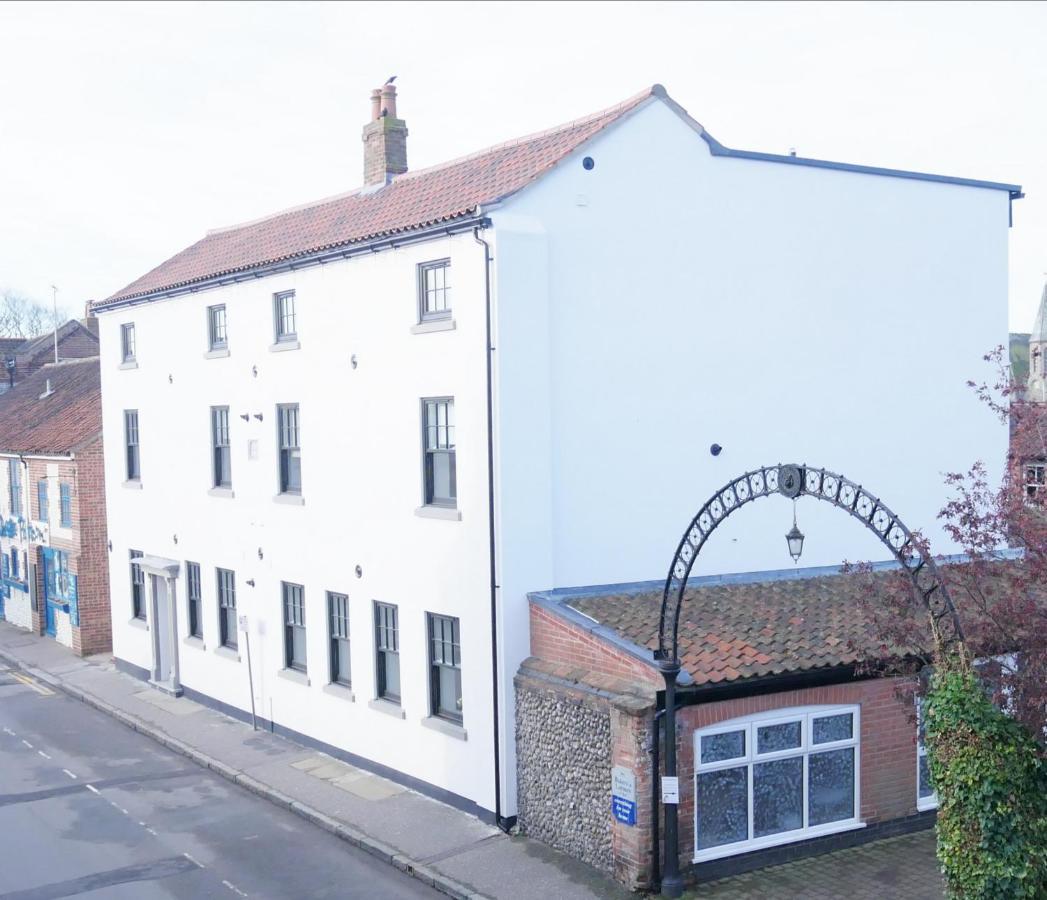 One Bedroom Luxury Ground Floor Apartment With Parking In Heart Holt Holt  Exteriér fotografie