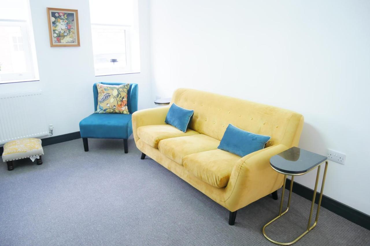 One Bedroom Luxury Ground Floor Apartment With Parking In Heart Holt Holt  Exteriér fotografie