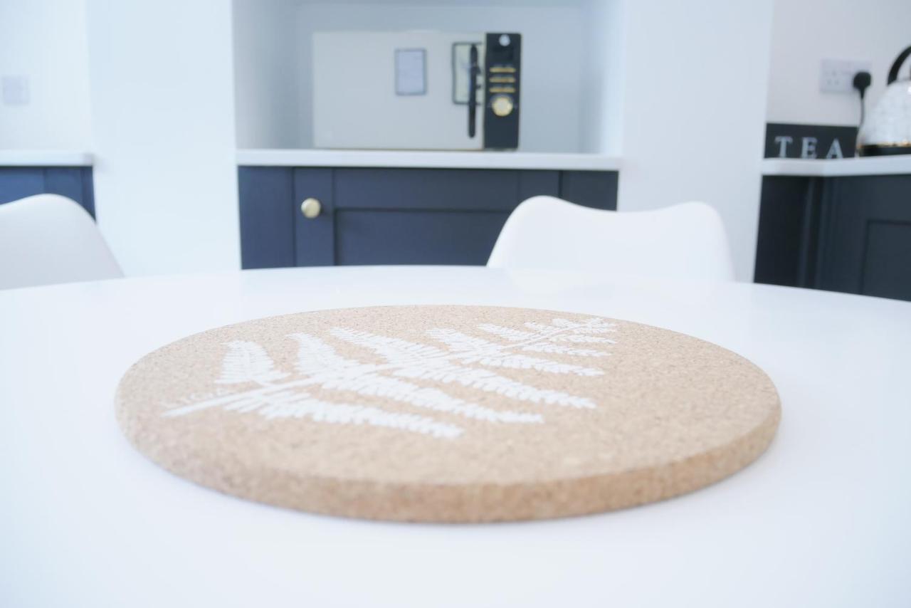 One Bedroom Luxury Ground Floor Apartment With Parking In Heart Holt Holt  Exteriér fotografie
