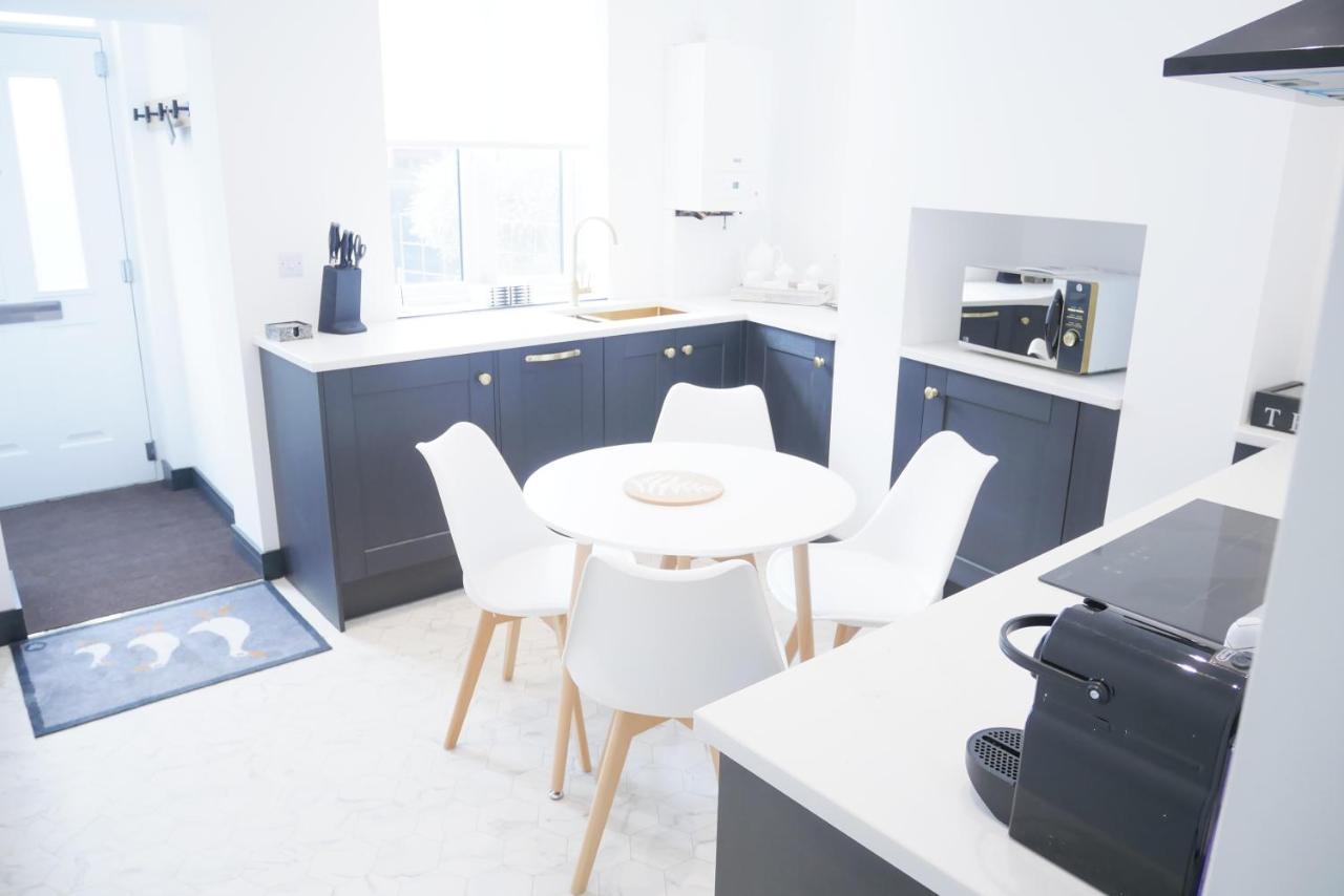 One Bedroom Luxury Ground Floor Apartment With Parking In Heart Holt Holt  Exteriér fotografie
