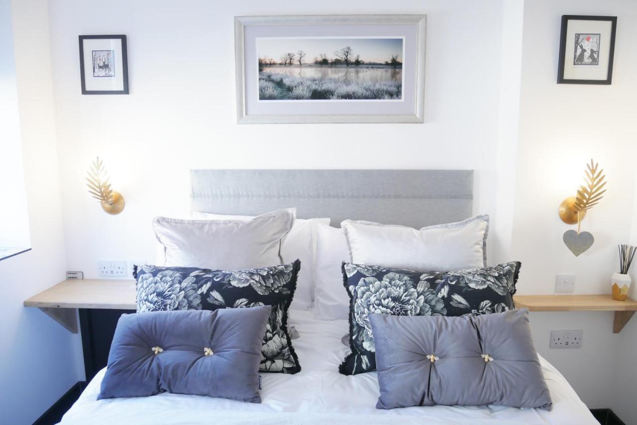 One Bedroom Luxury Ground Floor Apartment With Parking In Heart Holt Holt  Exteriér fotografie