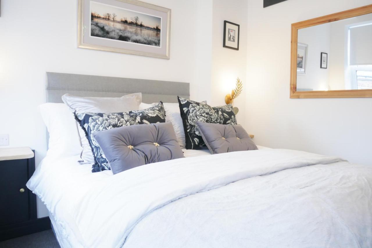 One Bedroom Luxury Ground Floor Apartment With Parking In Heart Holt Holt  Exteriér fotografie