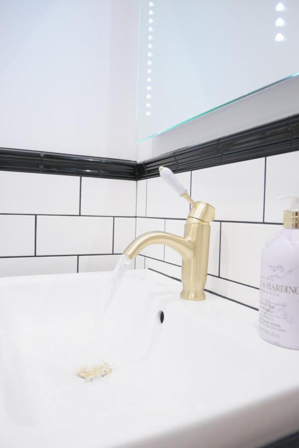 One Bedroom Luxury Ground Floor Apartment With Parking In Heart Holt Holt  Exteriér fotografie
