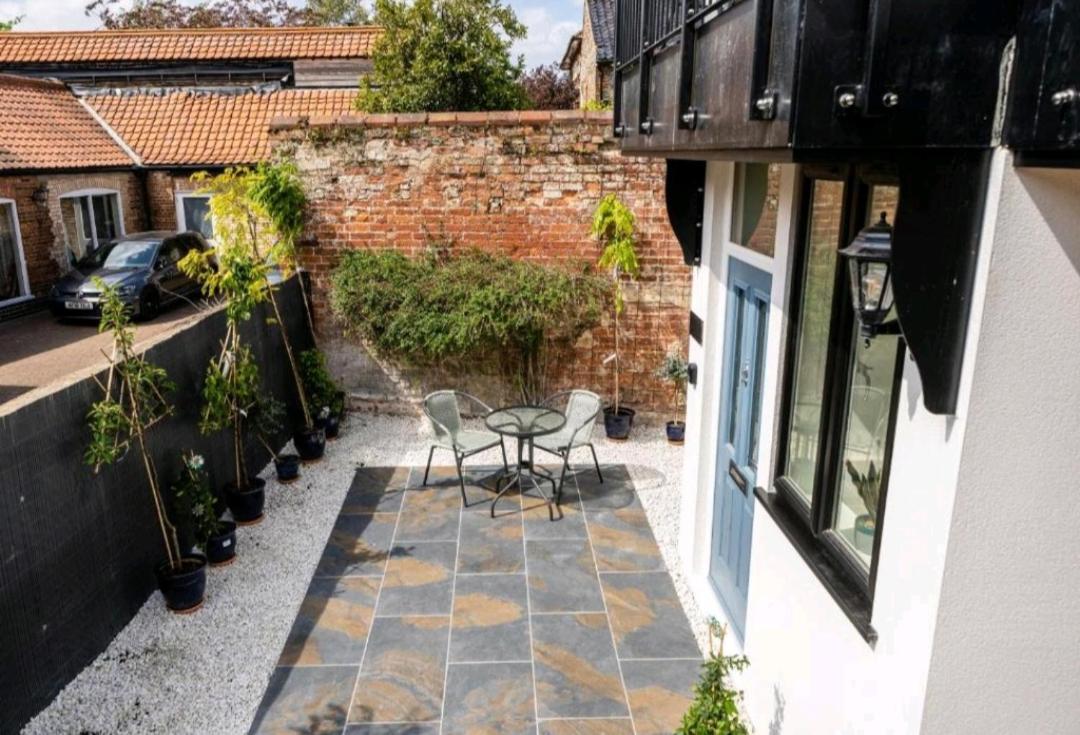 One Bedroom Luxury Ground Floor Apartment With Parking In Heart Holt Holt  Exteriér fotografie